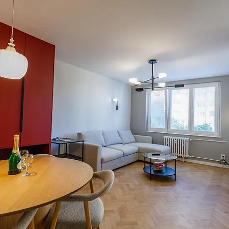 Ruby Corner - Quiet Near & Centre *